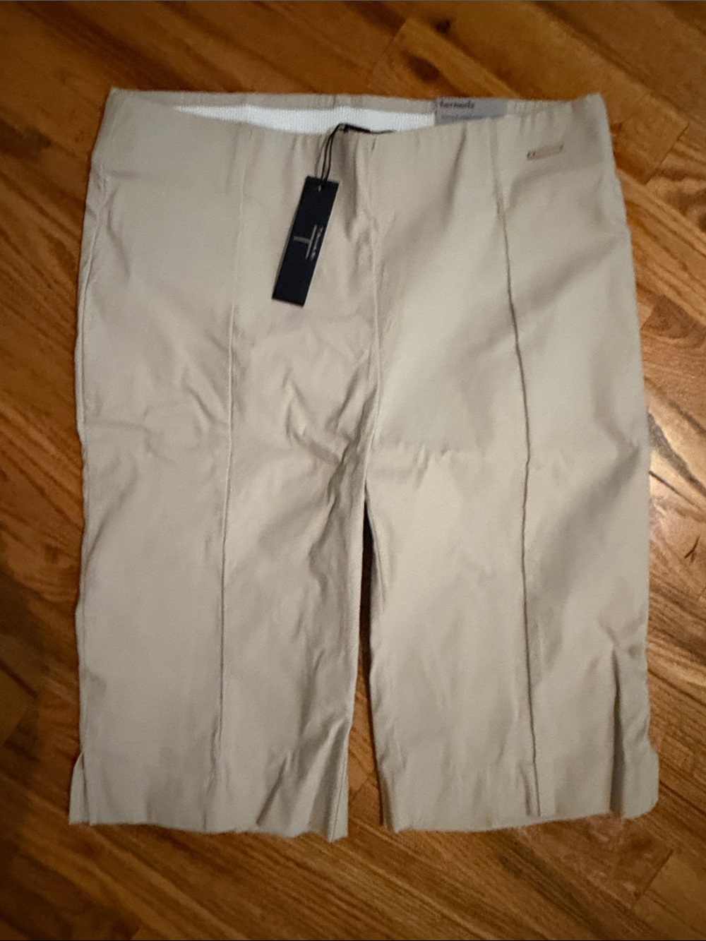 Tahari Light Beige Bermuda Stretch Beige Khaki Shorts Small S NWT